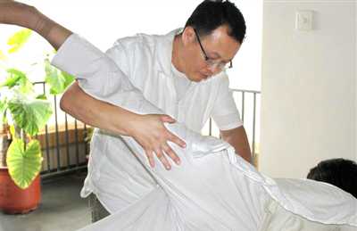 “叶氏中医骨伤疗法”和“叶氏正骨黑膏药”传承人叶勇