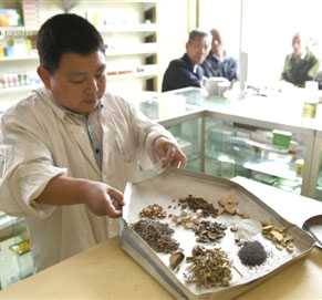 赖人昶：小镇百姓信赖的中药师