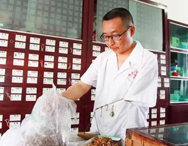 李友琼：“一只手”托起一个村的健康